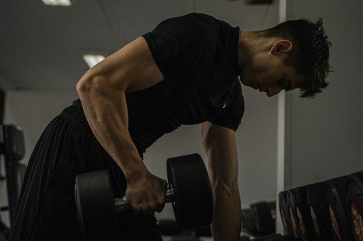 Infographic showing different rep ranges for strength and hypertrophy training